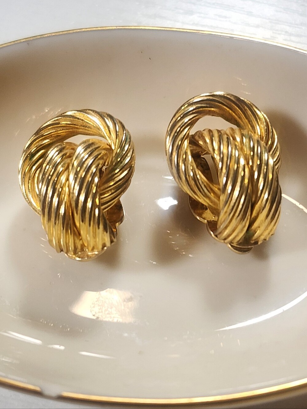 Vtg Les Bernard Signed 80s Gold Ribbed Door Knocker Clip-On Earrings.